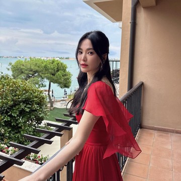 4 Potret Song Hye Kyo Tampil Memukau dengan Riasan Lipstik Merah