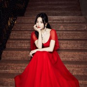 Elegan, Simak Potret Terbaru Song Hye Kyo yang Tampil dengan Balutan Gaun Merah Menyala