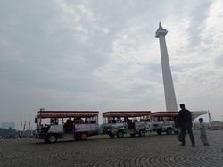 Senangnya Keluarga Asal Karawang Pertama Kali Wisata ke Monas