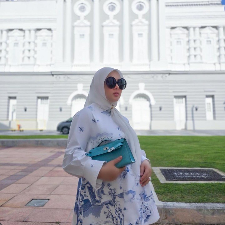 <p>Meski merayakan Idul Adha di 'Negeri Singa', Syahrini tetap tampil dengan sederhana. Ia juga tak lupa memberikan ucapan selamat Idul Adha kepada seluruh penggemarnya di Tanah Air. "Eid Al-Adha Mubarak 1445 H. Taqaballahu Minna Wa Minkum Minal Aidzin Walfaidzin. Mohon Maaf Lahir Dan Bathin," tulisnya. (Foto: Instagram: @princessyahrini)</p>
