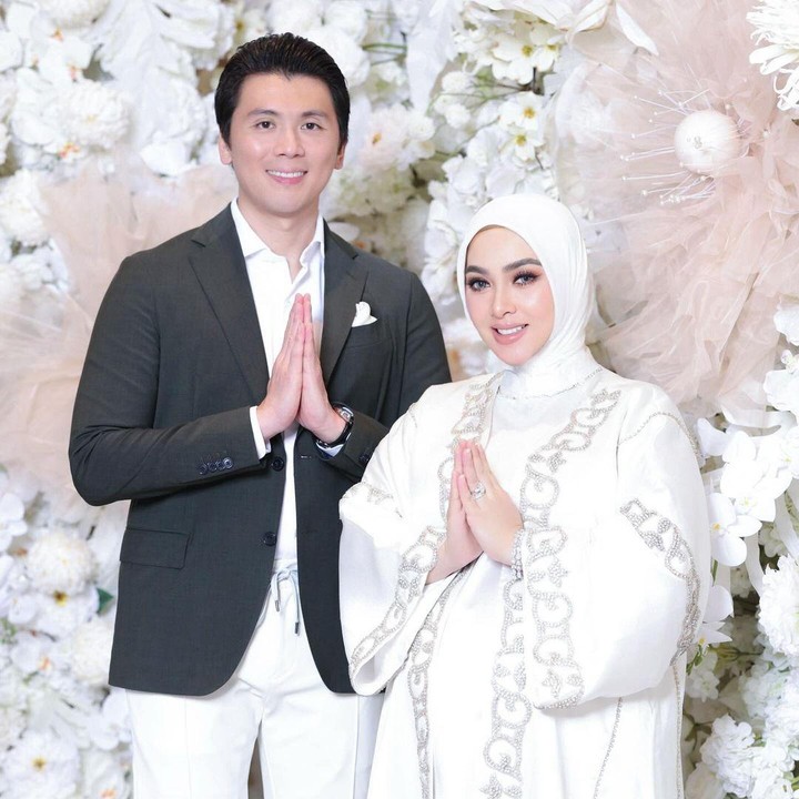 <p>Beginilah penampilan Syahrini saat memamerkan maternity shoot bareng suaminya Reino Barack di kehamilan 31 minggu. Dalam foto itu, Syahrini dan Reino tampak begitu romantis bak pasangan yang baru menikah.  Syahrini juga tampil begitu anggun dengan gaun putih yang dipadukan dengan hijab berwarna senada. Sedangkan Reino gagah dengan jas berwarna hitam.</p>