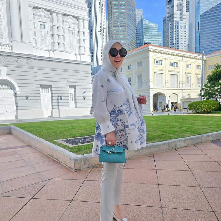 <p>Di kehamilan yang sudah memasuki trimester 3 ini Syahrini tampak sangat sehat, sehingga bisa bepergian ke luar negeri. Wajahnya pun tampak semakin bersih dan glowing lho, Bunda. (Foto: Instagram: @princessyahrini)</p>