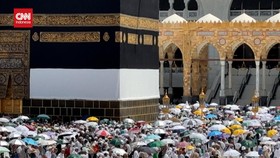 VIDEO: Momen Jemaah Haji Pakai Payung saat Tawaf di Masjidil Haram