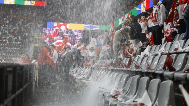 Signal Iduna Park yang jadi arena pertandingan Turki vs Georgia di Euro 2024 alami kebocoran dan mengalirkan 'air terjun' di beberapa titik.