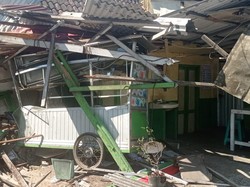 Warung Bakmi Ambyar Diseruduk Truk Molen di Kartasura Sukoharjo