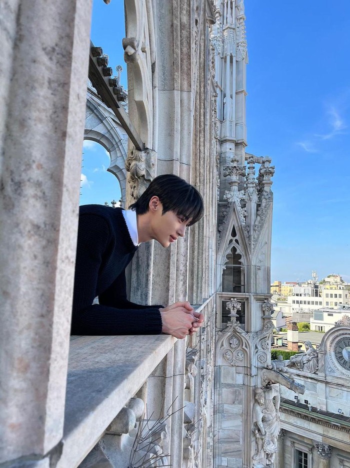 Sang aktor juga terlihat menikmati berbagai pemandangan indah di Milan, Italia./ Foto: instagram.com/byeonwooseok