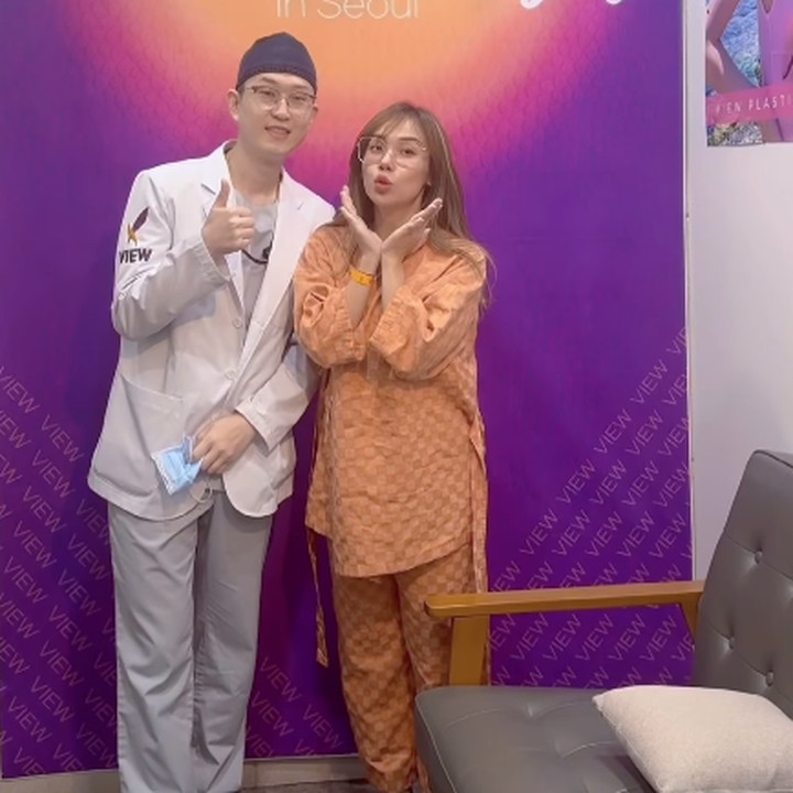 <p>Unggahan Cherly seputar operasi tummy tuck ini lantas mendatangkan berbagai komentar dari netizen, Bunda. Banyak yang membrikan dukungan dan ingin melihat hasil akhir usai Cherly melakukan operasi. (Foto: Instagram: @cherly7uno)</p>