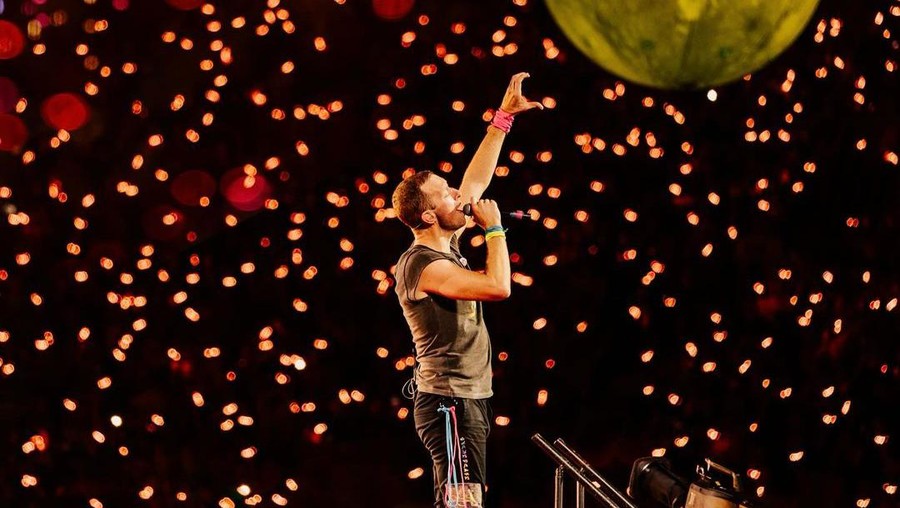 Coldplay saat manggung di Manila.