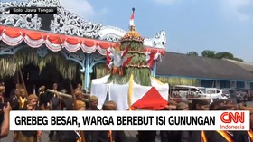 VIDEO: Grebeg Besar, Warga Berebut Isi Gunungan