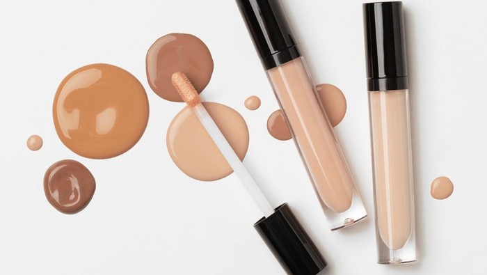 Jangan Dulu Panik, Lakukan 3 Tips Ini Agar Foundation Salah Shade Bisa Tetap Dipakai!