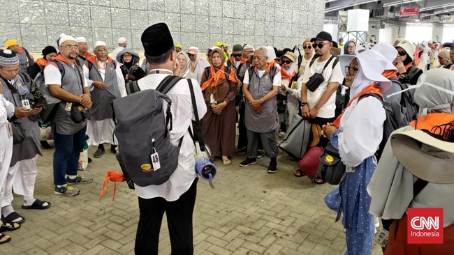 Momen haru terjadi setelah jemaah haji khusus Indonesia menyelesaikan seluruh kegiatan ibadah haji di Mina, Arab Saudi, Rabu (19/6).