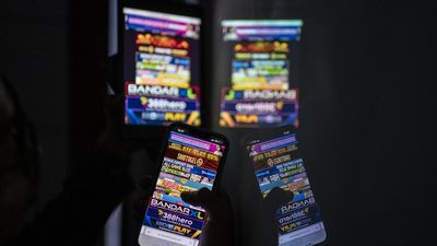 Warga melihat iklan judi online melalui gawainya di Jakarta, Rabu (19/6/2024). Kementerian Komunikasi dan Informatika (Kominfo) telah memblokir sebanyak 2,1 juta situs web untuk memberantas perjudian 