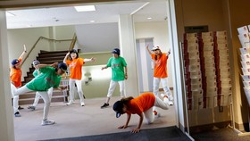 Para lansia di Jepang menjalankan senam breakdance.