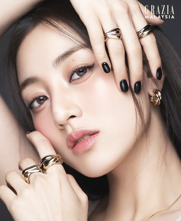 Leader girl group yang dibentuk di bawah naungan JYP Entertainment pada tahun 2015 lalu ini memancarkan aura mewah dan elegan saat mengenakan set perhiasan emas dari merek perhiasan ternama asal Prancis, Cartier./ Foto: grazia.my