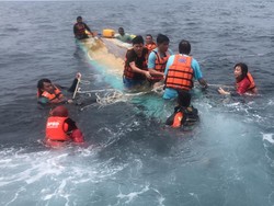 Longboat Bawa 9 Wisatawan Terbalik di Banggai Laut, 3 Korban Dokter