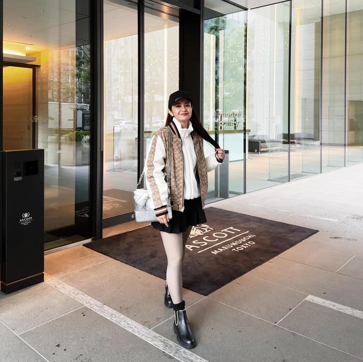 <p>Penampilan Michelle dengan<em> patterned jacket</em> dan <em>mini flare skirt</em> juga membuatnya tampak modis. Gayanya semakin kece dengan padu padan<em> ankle boots</em> dan topi warna hitam. (Foto: Instagram @michelleziu)</p>