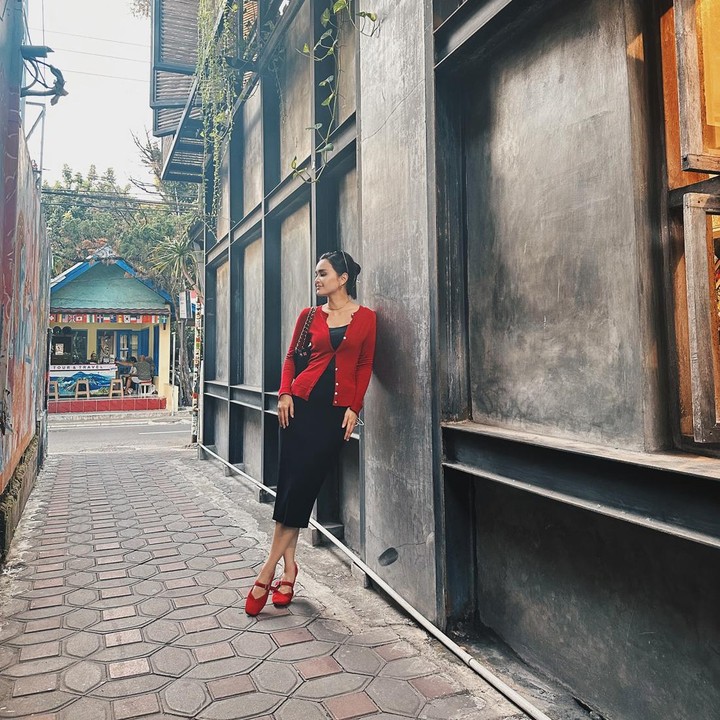 <p>Di momen santai, Michelle Ziudith juga tampil <em>chic</em> dengan <em>cardigan</em> merah yang berpadu manis bersama <em>dress</em> hitam. Ia juga memakai sepatu berwarna merah <em>cherry.</em> (Foto: Instagram @michelleziu)</p>