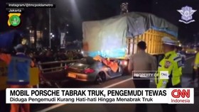 VIDEO: Mobil Porsche Tabrak Truk, Pengemudi Tewas