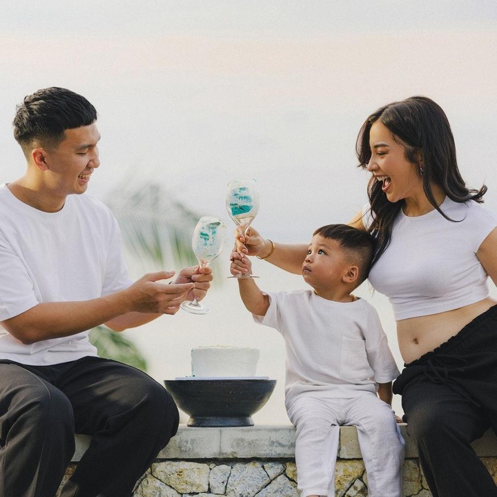 <p>Aktris Nikita Willy mengumumkan kehamilan keduanya pada bulan Juni 2024. Istri Indra Priawan ini mengumumkan kabar kabar kehamilan ini bersamaan dengan <em>gender reveal</em> anak keduanya yang berjenis kelamin laki-laki. Nikita Willy kali ini tidak mengadakan pesta <em>gender reveal</em>, melainkan mengabadikan momen tersebut secara tertutup bersama suami dan anak pertamanya Issa. (Foto: Instagram@nikitawillyofficial94)</p>