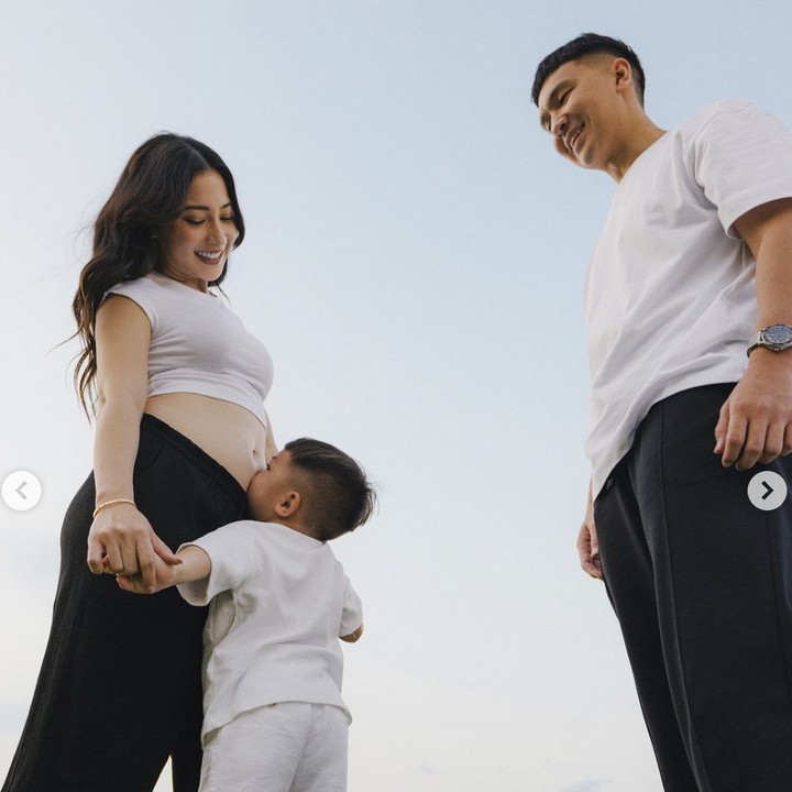 <p>Nikita Willy telah mengumumkan hamil anak kedua. Diketahui, calon adik dari Issa Xander Djokosoetono itu berjenis kelamin kali-laki. Issa pun terlihat turut bahagia dan tak sabar menyambut adik laki-lakinya. Ia memeluk dan mencium baby bump ibunda dengan penuh kasih sayang. Foto: Instagram nikitawillyofficial94</p>