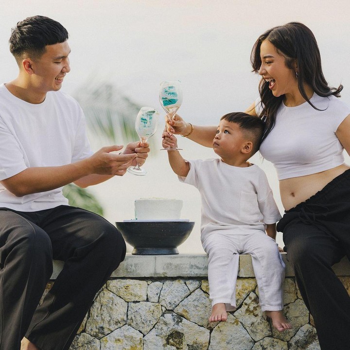 <p>Aktris Nikita Willy mengumumkan jenis kelamin anak keduanya dengan mengusung konsep <em>intimate</em>. Ia dan sang suami, Indra Priawan, mengungkap jenis kelamin ini di saat bersamaan mengumumkan kabar kehamilan kedua. Dalam foto yang diunggah, Nikita Willy bersama suami dan anak pertamanya Issa kompak mengenakan kaos putih. Nikita Willy dan suami mengetahui jenis kelamin anak keduanya dari gelas bening yang dicat biru. Pada 15 Desember 2024, Nikita Willy melahirkan bayi berjenis kelamin laki-laki bernama Nael Idrissa Djokosoetono. (Foto: Instagram Nikita Willy)</p>
