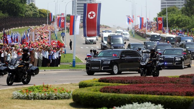 Vladimir Putin mengunjungi Korea Utara dan dijemput limosin antipeluru Aurus Senat, dia dan Kim Jong Un naik mobil ini dari bandara.