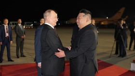 Putin Tiba di Korut, Disambut Karpet Merah-Peluk Hangat Kim Jong Un