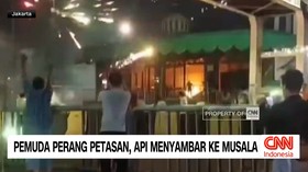 VIDEO: Pemuda Perang Petasan, Api Menyambar ke Musala