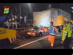 Porsche Terseret 150 Meter Usai Tabrak Pantat Truk di Dekat GT Kuningan 2