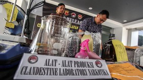 Sejumlah tersangka kasus laboratorium rahasia (clandestine lab) narkoba dihadirkan saat rilis di Polres Bogor, Kabupaten Bogor, Jawa Barat, Rabu (19/6/2024). Satnarkoba Polres Bogor mengungkap kasus laboratorium rahasia jaringan Jabodetabek di wilaya
