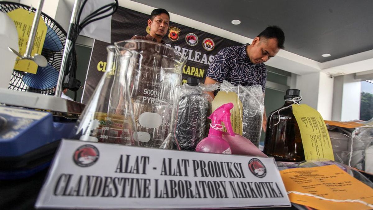 Polisi Bongkar Pabrik Rumahan Tembakau Sintetis di Gambir