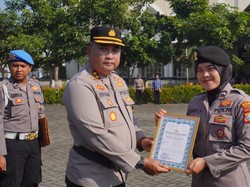 Prestasi Karate Bripda Gaby Diganjar Penghargaan dari Kapolresta Sidoarjo
