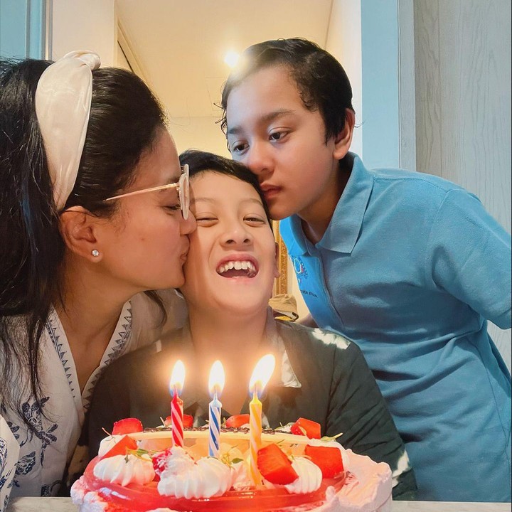 <p>"Selamat 13 tahun cintaku yang pertama, kelahiranku yang pertama, inspirasiku, kebanggaan dan kegembiraanku. Seiring pertumbuhanmu, semoga kamu terus menyebarkan kebaikan dan cinta. Semoga Allah SWT selalu membimbingmu dan memberimu cinta-Nya yang melimpah. Aku mencintaimu dan selalu ada untukmu. Bersinar cerah hari ini dan selalu!" tutur Marcella dengan Bahasa Inggris. (Foto: Instagram: @marcella.zalianty)</p>