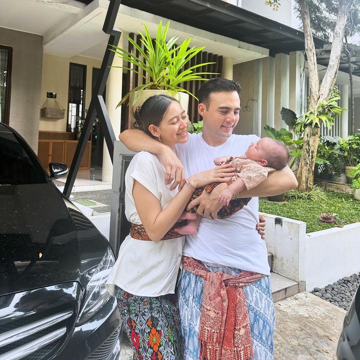 <p>Indra Brotolaras menikah dengan Laura Theux pada 2023, Bunda. Pernikahan keduanya semakin lengkap dengan kehadiran sang putri. (Foto: Instagram: @laura_theux)</p>