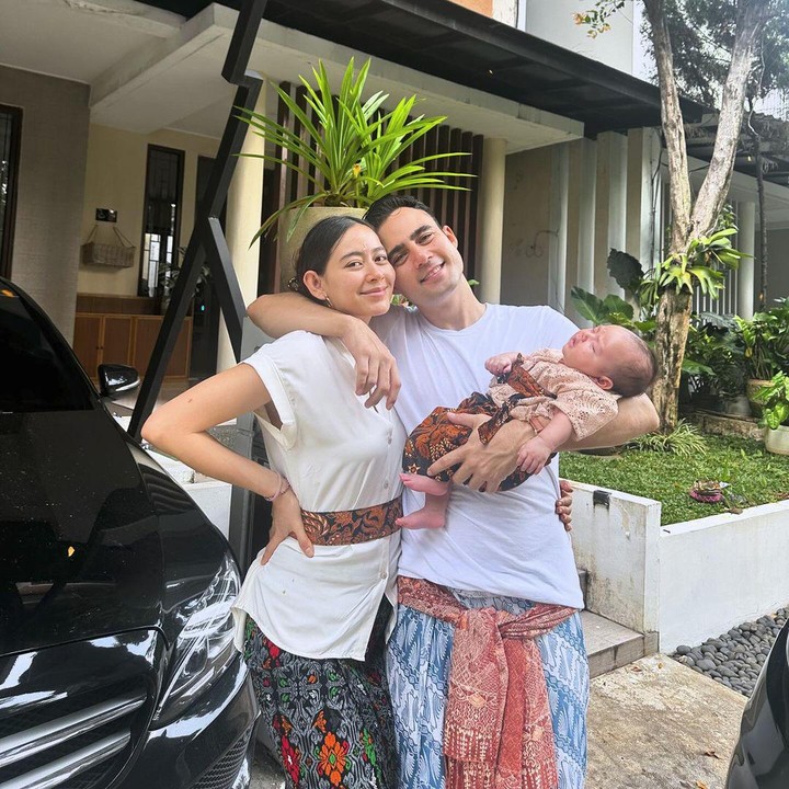 <p>Pasangan Laura Theux dan Indra Brotolaras dikaruniai anak pertama pada 24 April 2024 dan memiliki Shio Naga. Si Kecil yang cantik ini pun memiliki nama yang unik, yakni Wayan Victoria Semesta Brotolaras. "Perkenalkan bidadari kecil kami, lahir pada 24-04-2024 pukul 8.06 pagi. Wayan Victoria Semesta Brotolaras. Nama panggilan Victoria / V / Vivi," ujar Laura. (Foto: Instagram: @laura_theux)</p>