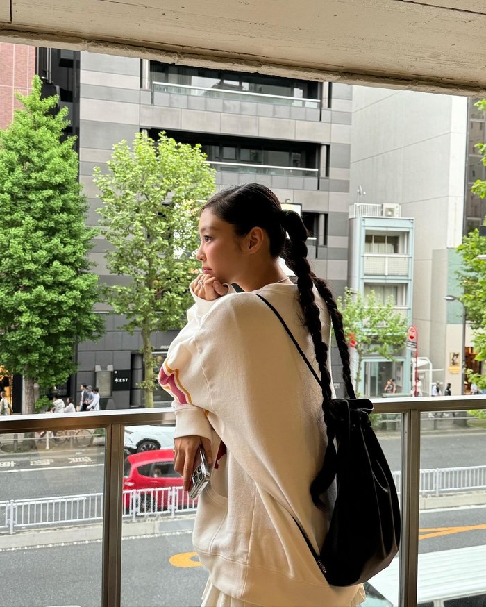 Rambut Jennie mengeluarkan aura misterius seperti peri hutan dengan kepangan rapi di kedua sisi. Dikombinasikan dengan fitur wajahnya yang cantik, ia tampil semakin stylish dengan outfit street mood yang trendi./ Foto: Elle Korea