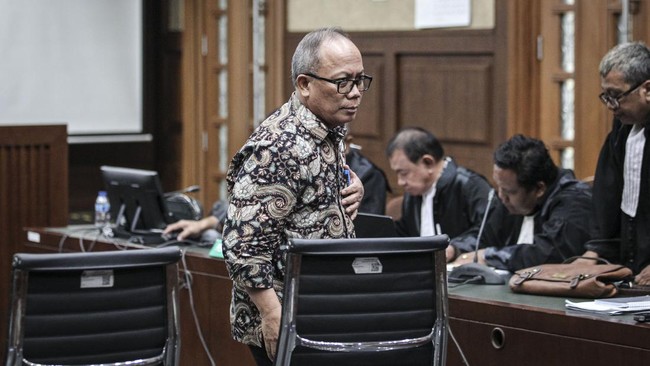 Perkara ini diadili oleh ketua majelis Sugeng Riyono dengan pengadil personil Karel Tuppu, Teguh Harianto, Hotma Maya Marbun dan Anthon R. Saragih.