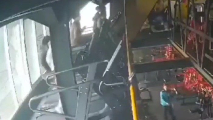 img-title Viral Perempuan Terpental dari Treadmill dan Meninggal Dunia, Ini Tips Aman untuk Pemula di Tempat Gym!