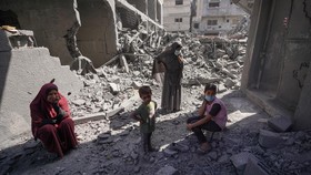 FOTO: Pilu Korban Serangan Israel di Reruntuhan Kamp Pengungsi Gaza