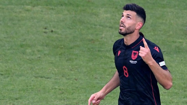 Pemain tengah Albania Klaus Gjasula menjadi pemain pertama yang mencetak 'dua gol' dalam satu laga Euro 2024