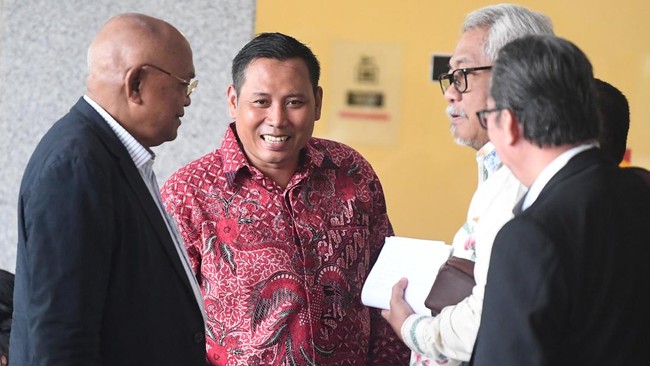 KPK memeriksa Kusnadi selaku staf Sekjen PDIP Hasto Kristiyanto, untuk mendalami keberadaan Harun Masiku yang buron lebih dari empat tahun.