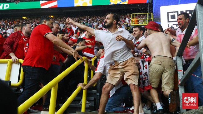 Puluhan suporter Turki dan Georgia terlibat perkelahian di dalam Stadion Signal Iduna Park sebelum laga kedua negara dimulai di Euro 2024, Selasa (18/6).