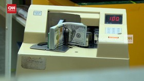 VIDEO: Dolar AS Perkasa, Warga Serbu Money Changer