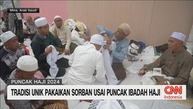 VIDEO: Tradisi Unik Pakaikan Sorban Usai Puncak Ibadah Haji