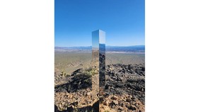 Tugu Logam Misterius Mendadak Muncul di Gurun Nevada