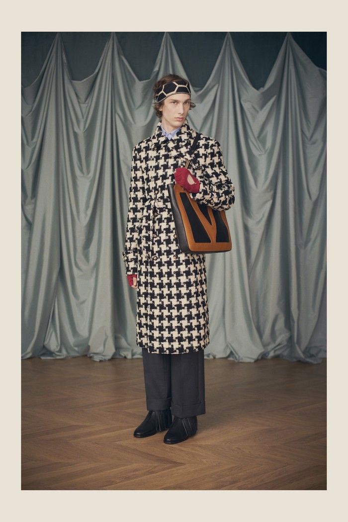 Nggak tanggung-tanggung, mantan Direktur Kreatif Gucci itu langsung rilis total 171 looks, bertepatan dengan hari terakhir Milan Menswear Week. Koleksi bertajuk “Avant les debuts” (Before the beginnings) terentang dari busana ready-to-wear, tas, hingga aksesori seperti headpiece serta silk scarf / Foto: Courtesy of Valentino
