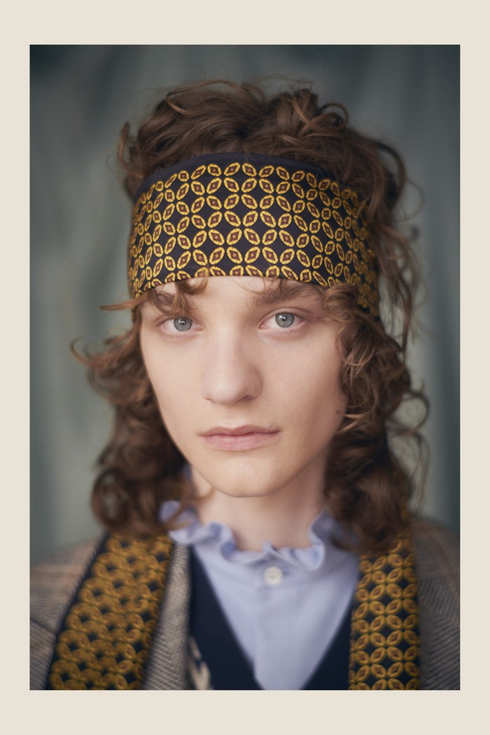 Daya tarik lain dari Valentino Resort 2025 adalah permainan motif nan atraktif. Motif flora, paisley, hingga serupa batik kawung menyusun looks/ Foto: Courtesy of Valentino