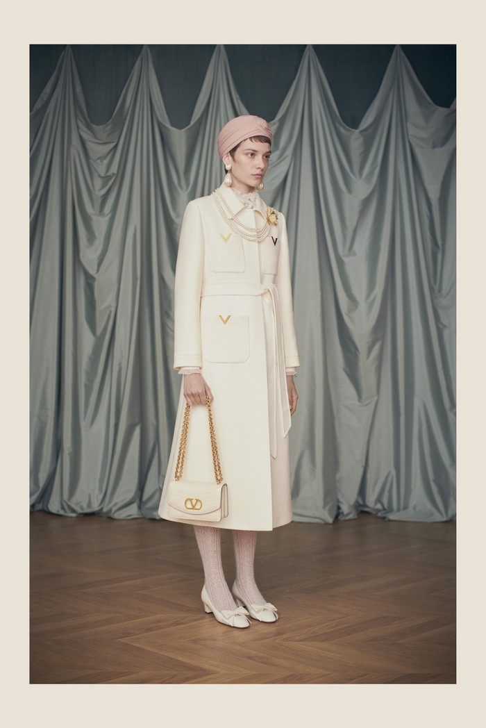 Untuk debut koleksinya, Michele menafsirkan gaya gender-fluid untuk rancangan klasik label asal Roma, Italia, tersebut. Tentunya, ciri khas desain Michele yang maksimalis dan flamboyan tampak pula dari busana/ Foto: Courtesy of Valentino