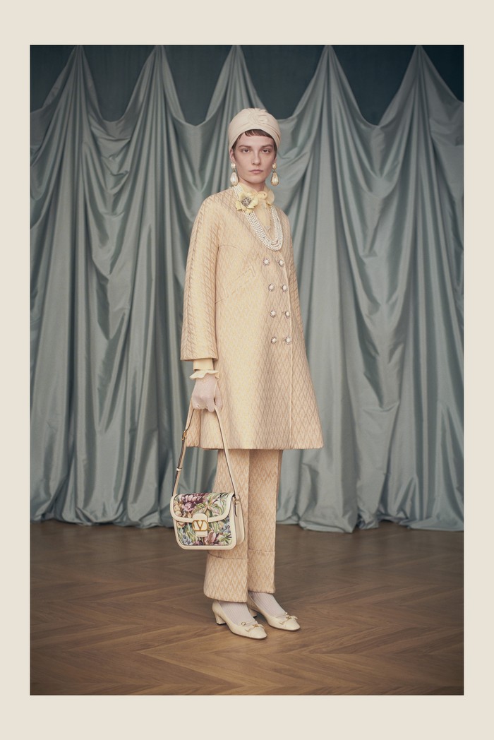 Dari segi styling, nggak perlu meragukan Michele. Glamor dipancarkan dari perpaduan kalung mutiara layer, tambahan silk scarf, ikat pinggang velvet, turban sampai headpiece berupa pita hiasi kepala/ Foto: Courtesy of Valentino