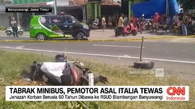 VIDEO: Tabrak Minibus, Pemotor Asal Italia Tewas